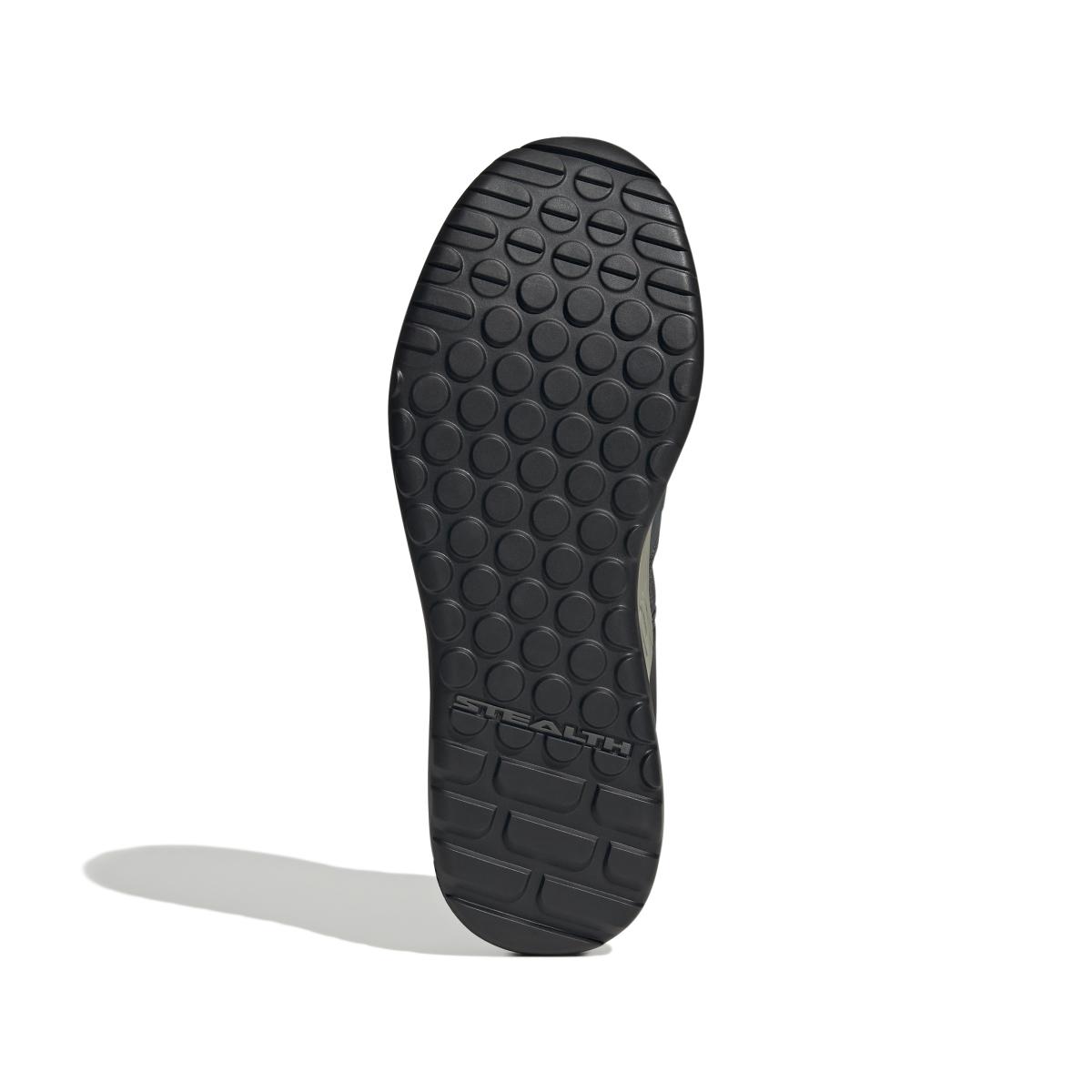 product/a/d/adidas_ih0812_4_footwear_photography_bottom_view_white-nw091625.jpg